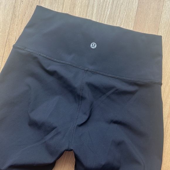 LULULEMON size 6 women’s black leggings with textured pattern - Picture 6 of 9
